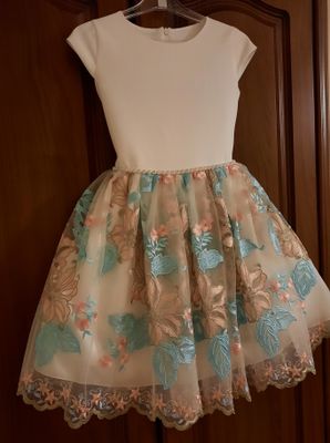 Tiulowa sukienka dla dziewczynki na wesele z krótkim rękawem