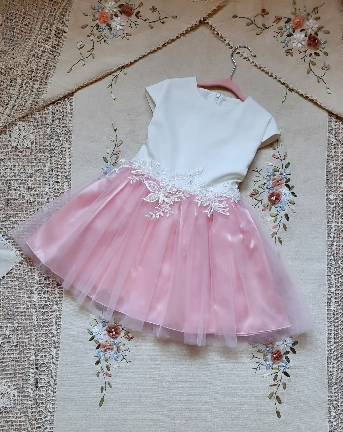 Tiulowa sukienka dla dziewczynki na wesele z krótkim rękawem