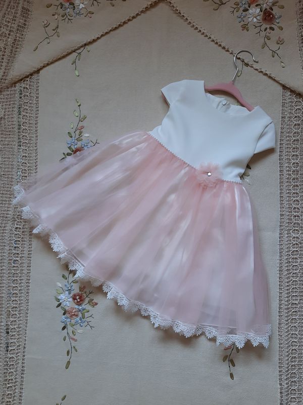 Tiulowa sukienka dla dziewczynki na wesele z krótkim rękawem
