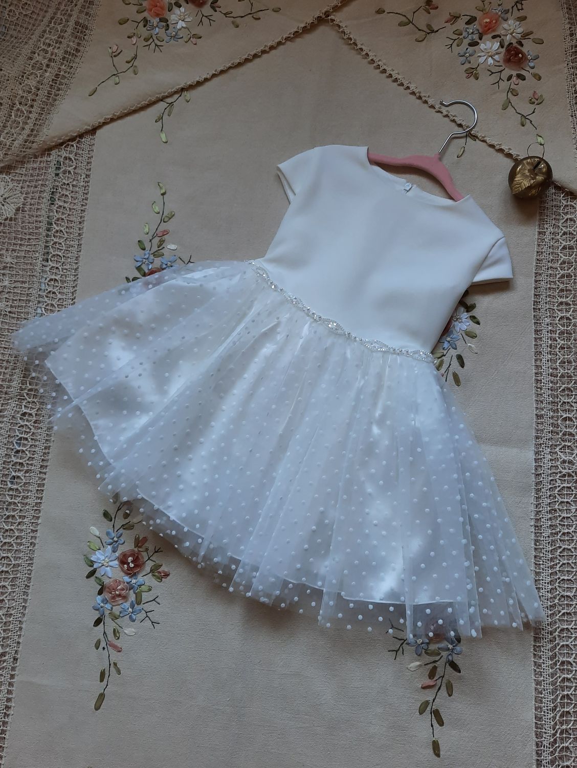 Tiulowa, biała sukienka dla dziewczynki na wesele z krótkim rękawem