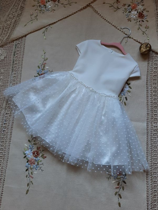 Tiulowa, biała sukienka dla dziewczynki na wesele z krótkim rękawem