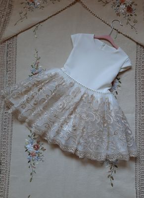 Tiulowa sukienka ze złotym haftem dla dziewczynki na wesele krótki rękaw