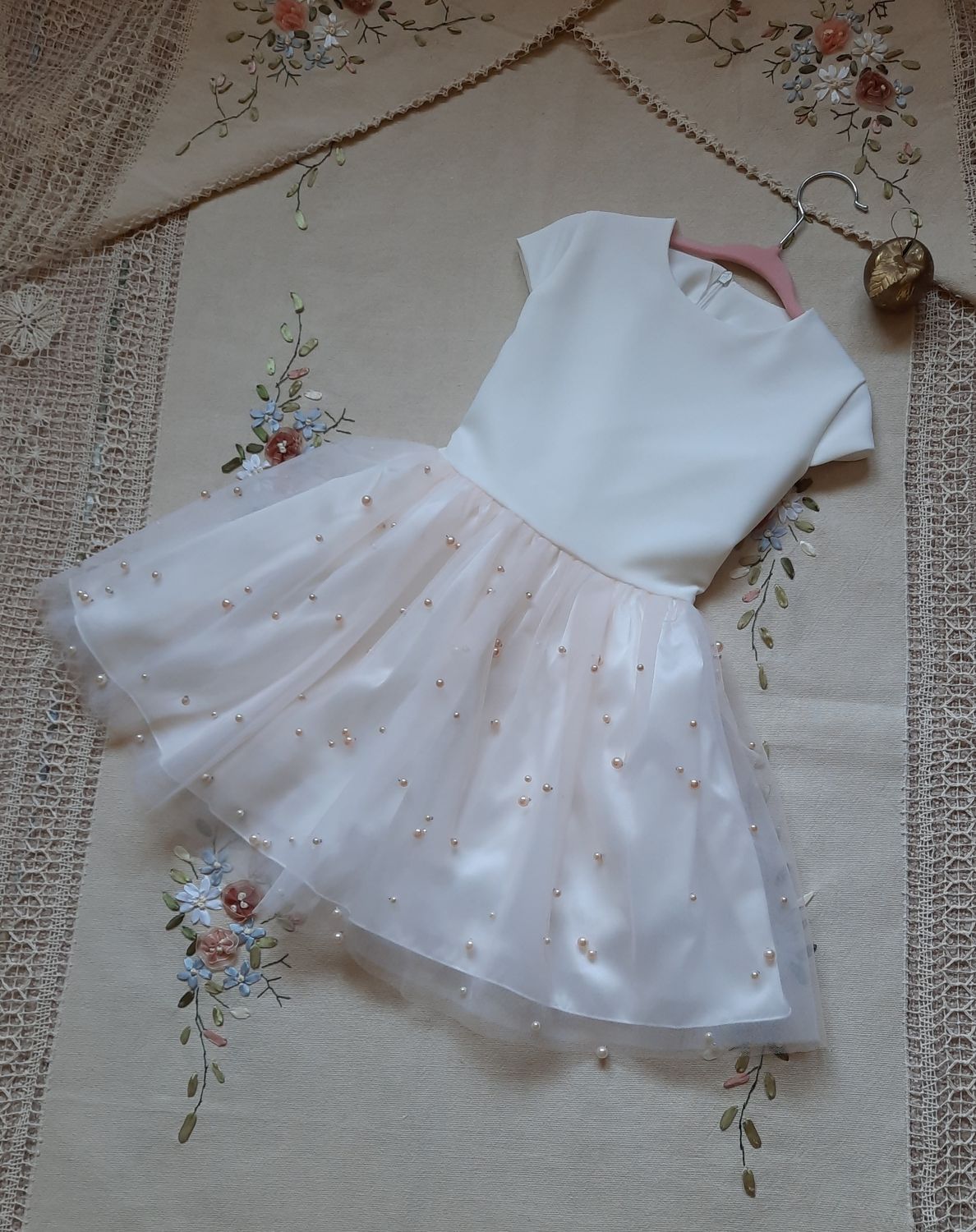 Tiulowa sukienka dla dziewczynki na wesele z krótkim rękawem