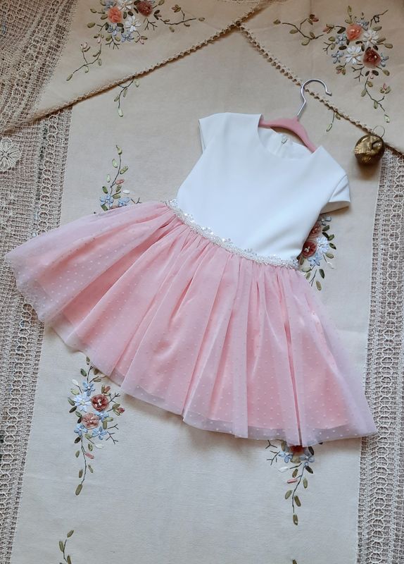 Tiulowa sukienka dla dziewczynki na wesele z krótkim rękawem Tiulowa sukienka dla dziewczynki na wesele z krótkim rękawem