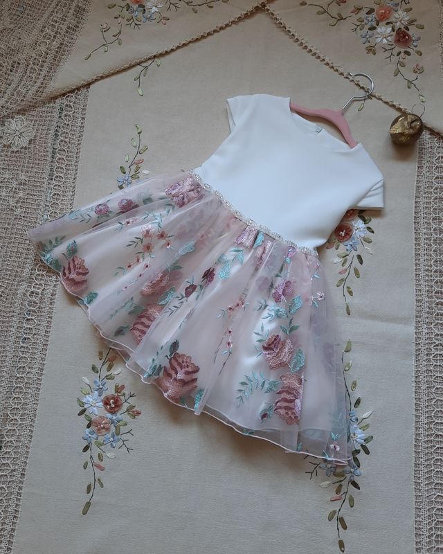 Tiulowa sukienka dla dziewczynki na wesele z krótkim rękawem