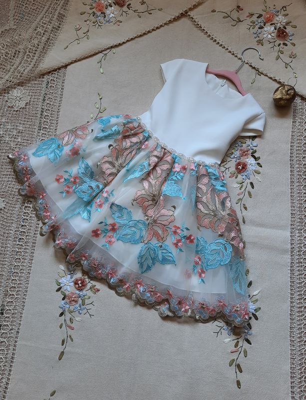 Tiulowa sukienka dla dziewczynki na wesele z krótkim rękawem Tiulowa sukienka dla dziewczynki na wesele z krótkim rękawem