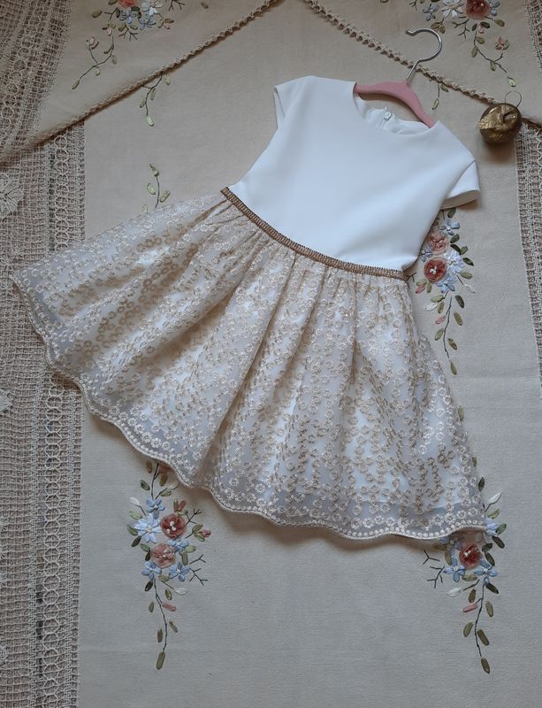 Tiulowa, złota sukienka dla dziewczynki na wesele z krótkim rękawem Tiulowa, złota sukienka dla dziewczynki na wesele z krótkim rękawem