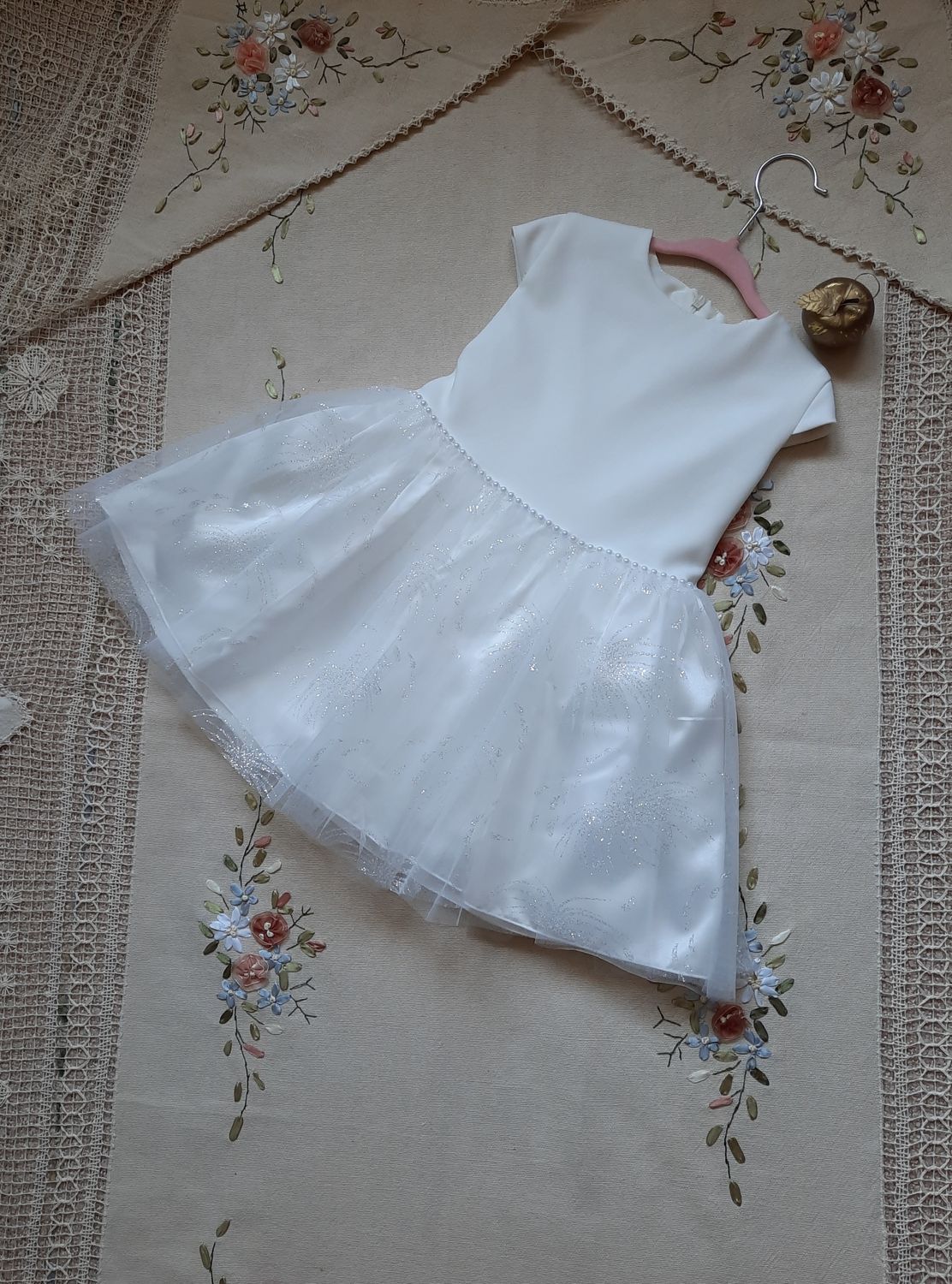 Tiulowa, biała sukienka dla dziewczynki na wesele z krótkim rękawem