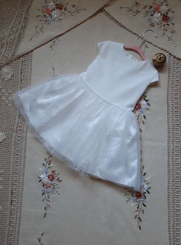 Tiulowa, biała sukienka dla dziewczynki na wesele z krótkim rękawem