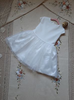 Tiulowa, biała sukienka dla dziewczynki na wesele z krótkim rękawem