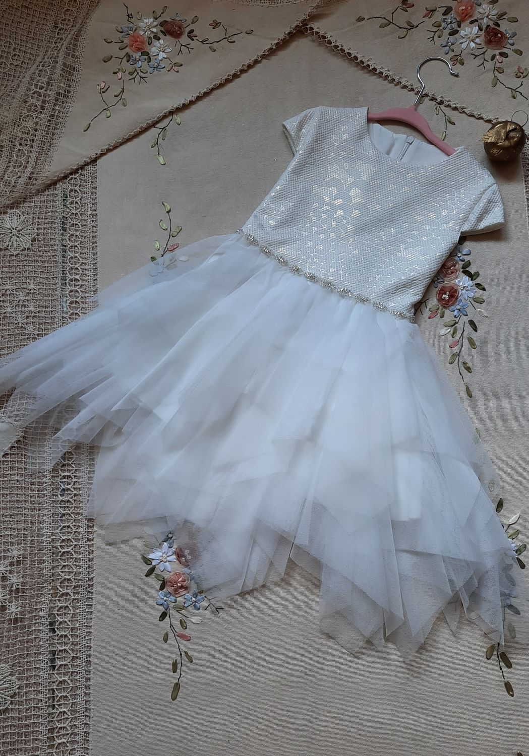 Tiulowa, biała sukienka dla dziewczynki na wesele z krótkim rękawem