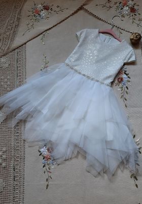 Tiulowa, biała sukienka dla dziewczynki na wesele z krótkim rękawem Tiulowa, biała sukienka dla dziewczynki na wesele z krótkim rękawem