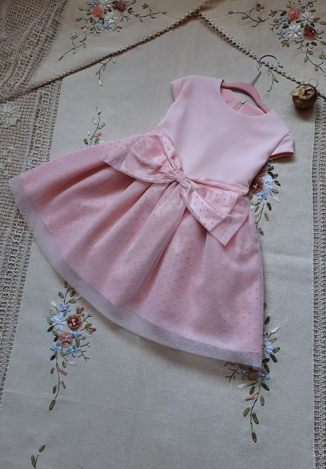 Tiulowa, różowa sukienka dla dziewczynki na wesele z krótkim rękawem