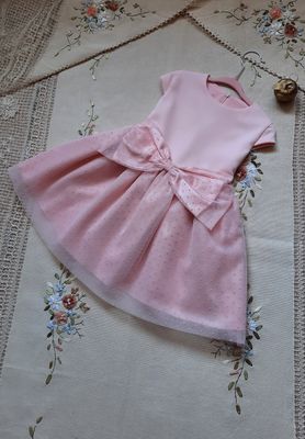 Tiulowa, różowa sukienka dla dziewczynki na wesele z krótkim rękawem Tiulowa, różowa sukienka dla dziewczynki na wesele z krótkim rękawem