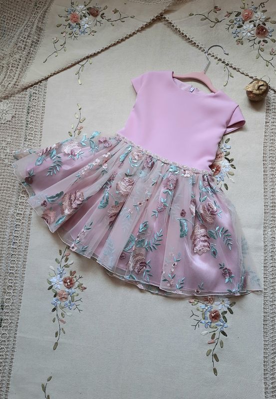 Tiulowa sukienka dla dziewczynki na wesele z krótkim rękawem