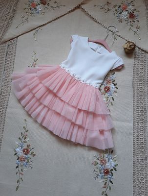 Tiulowa sukienka dla dziewczynki na wesele z krótkim rękawem Tiulowa sukienka dla dziewczynki na wesele z krótkim rękawem