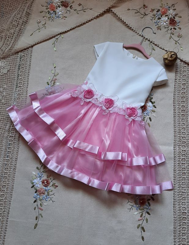 Tiulowa sukienka dla dziewczynki na wesele z krótkim rękawem
