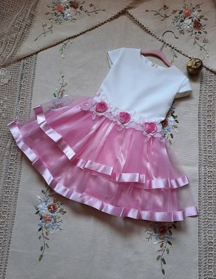 Tiulowa sukienka dla dziewczynki na wesele z krótkim rękawem