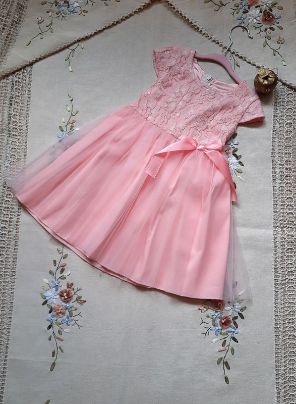 Tiulowa sukienka dla dziewczynki na wesele z krótkim rękawem