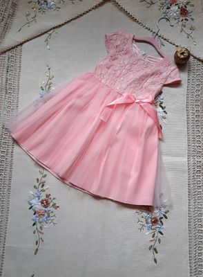 Tiulowa sukienka dla dziewczynki na wesele z krótkim rękawem