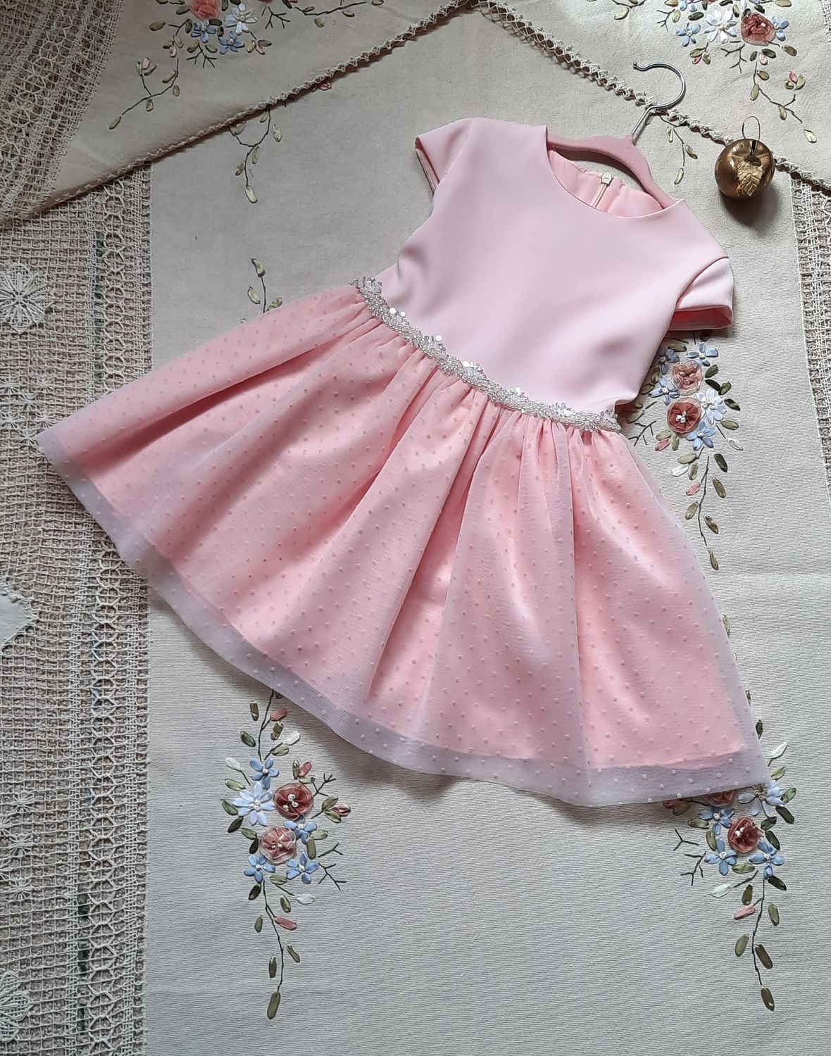 Tiulowa sukienka dla dziewczynki na wesele z krótkim rękawem