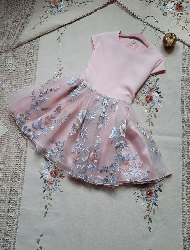 Tiulowa sukienka dla dziewczynki na wesele z krótkim rękawem