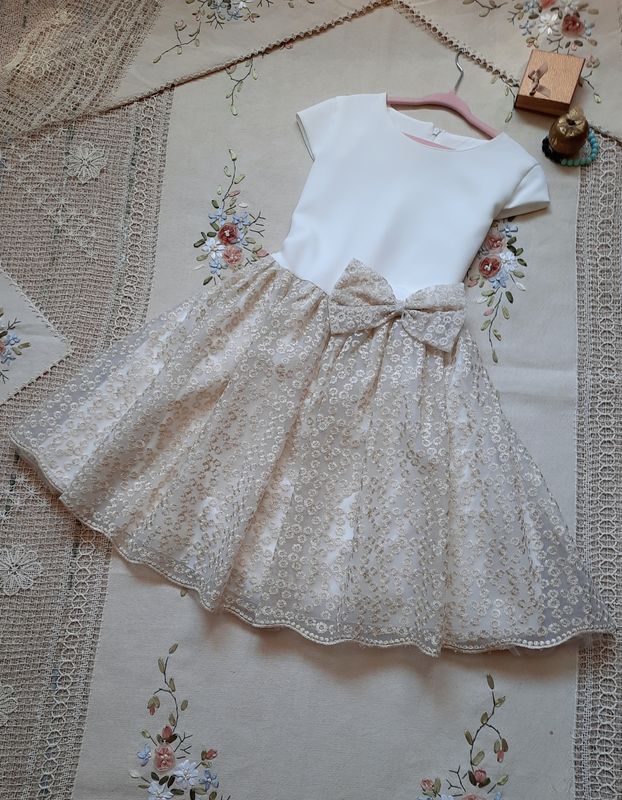 Tiulowa sukienka dla dziewczynki na wesele z krótkim rękawem