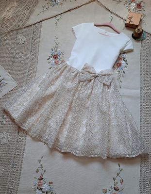 Tiulowa sukienka dla dziewczynki na wesele z krótkim rękawem