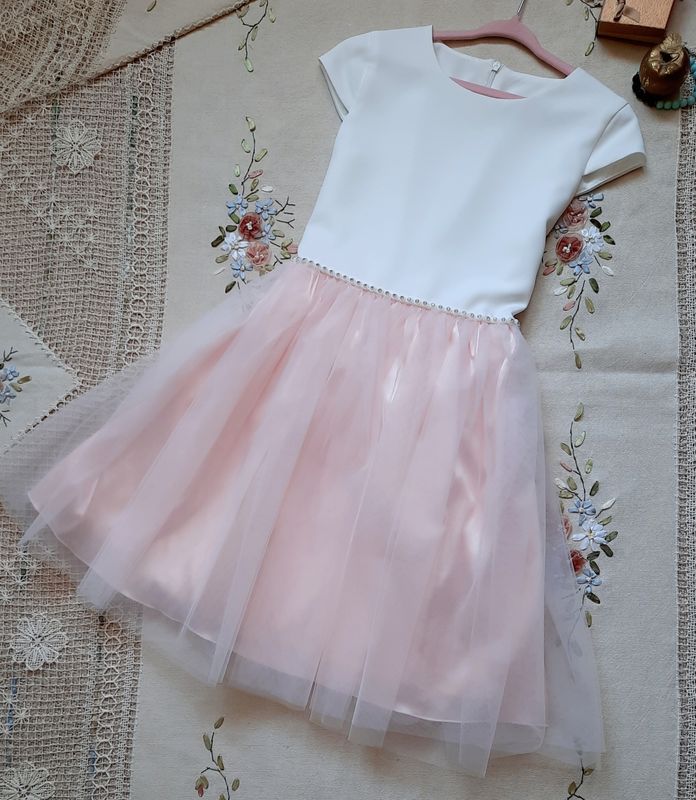 Tiulowa sukienka dla dziewczynki na wesele z krótkim rękawem