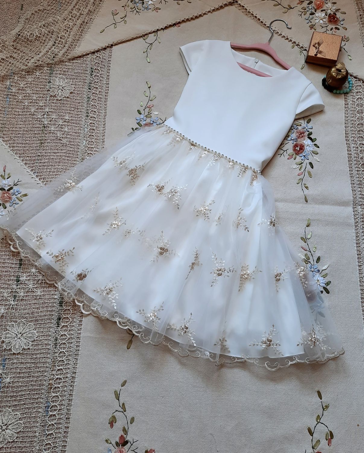 Tiulowa sukienka dla dziewczynki na wesele z krótkim rękawem