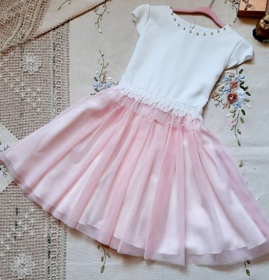 Tiulowa sukienka dla dziewczynki na wesele z krótkim rękawem