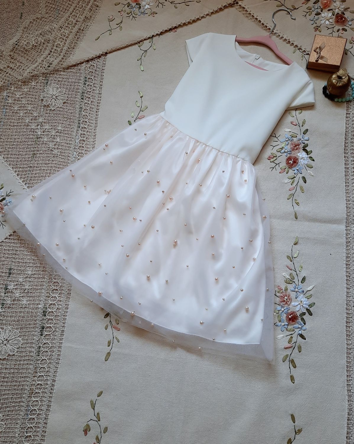 Tiulowa sukienka dla dziewczynki na wesele z krótkim rękawem