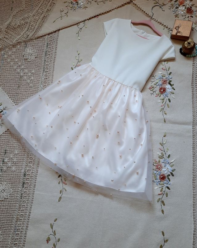 Tiulowa sukienka dla dziewczynki na wesele z krótkim rękawem