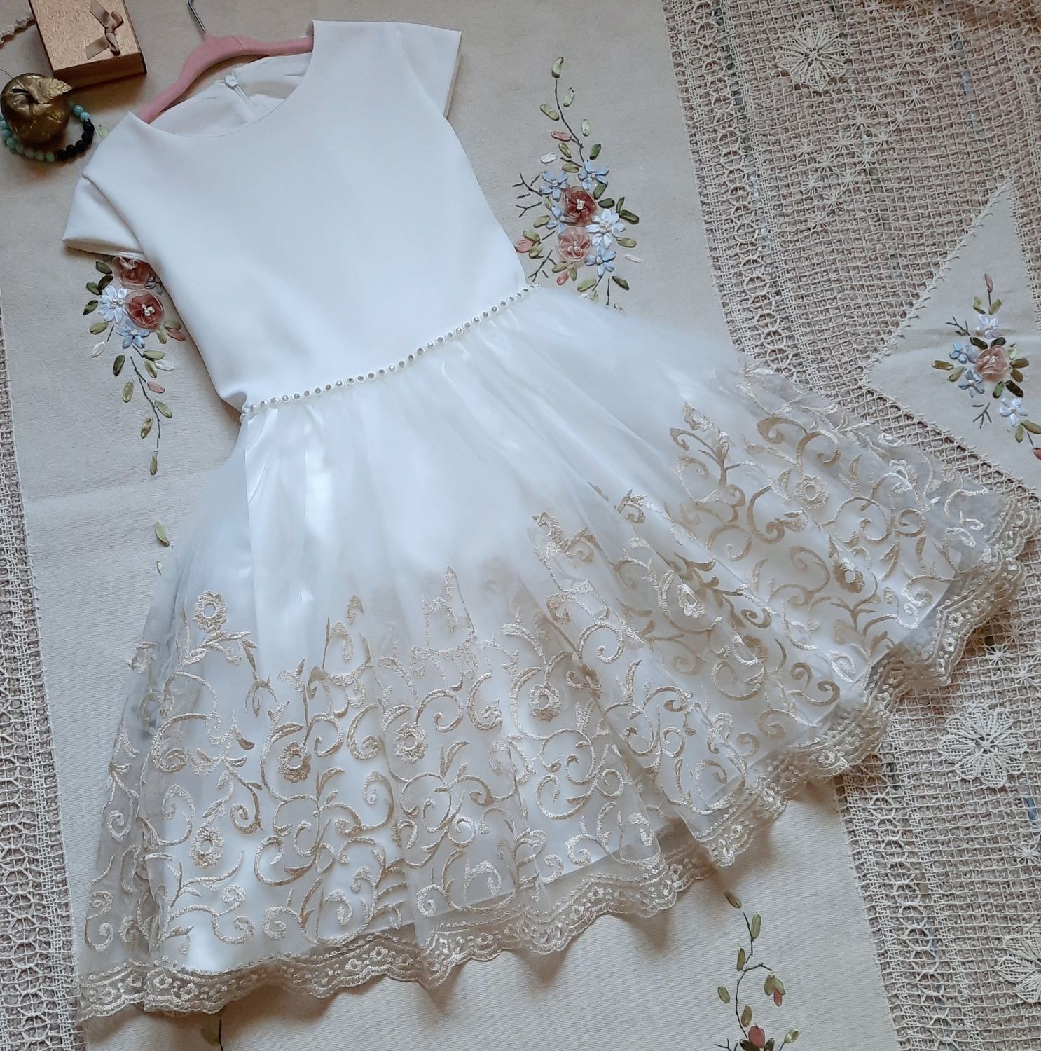 Tiulowa sukienka dla dziewczynki na wesele z krótkim rękawem