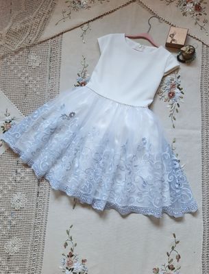 Tiulowa sukienka dla dziewczynki na wesele z krótkim rękawem