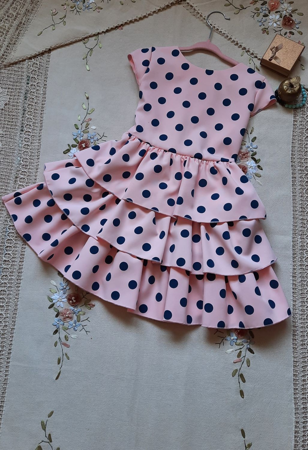 Różowa sukienka wizytowa dla dziewczynki krótki rękaw