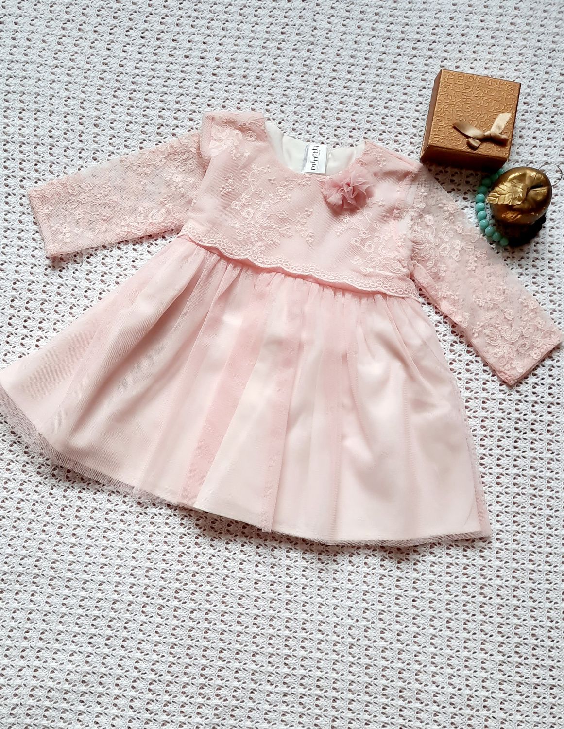 Sukienka z tiulu do chrztu dla dziewczynki z długim rękawem