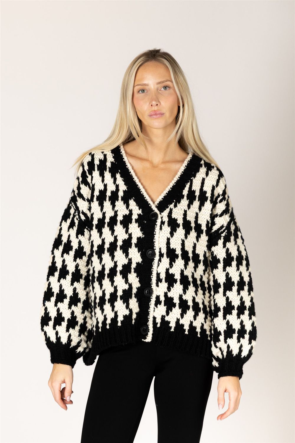 LYLA &amp; LUXE LIBBY HAND KNIT HOUNDSTOOTH CARDI, COLOUR: BLACK/CREAM, SIZE: XS