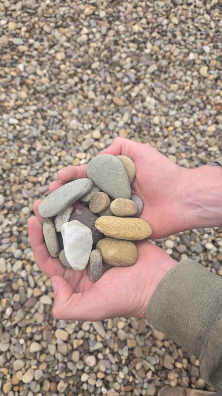 Tan Multi Color River Rock (1.5")