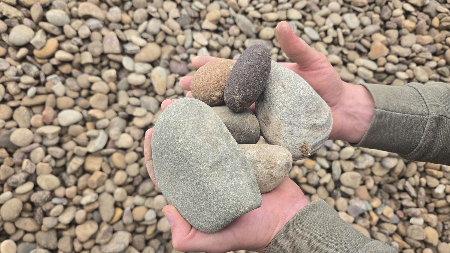 Tan Multi Color River Rock (2-3")