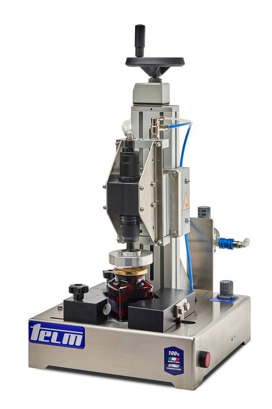 TWIST-OFF CAPPING MACHINE (Aizvākošanas iekārta ar skrūvējamiem vāciņiem)