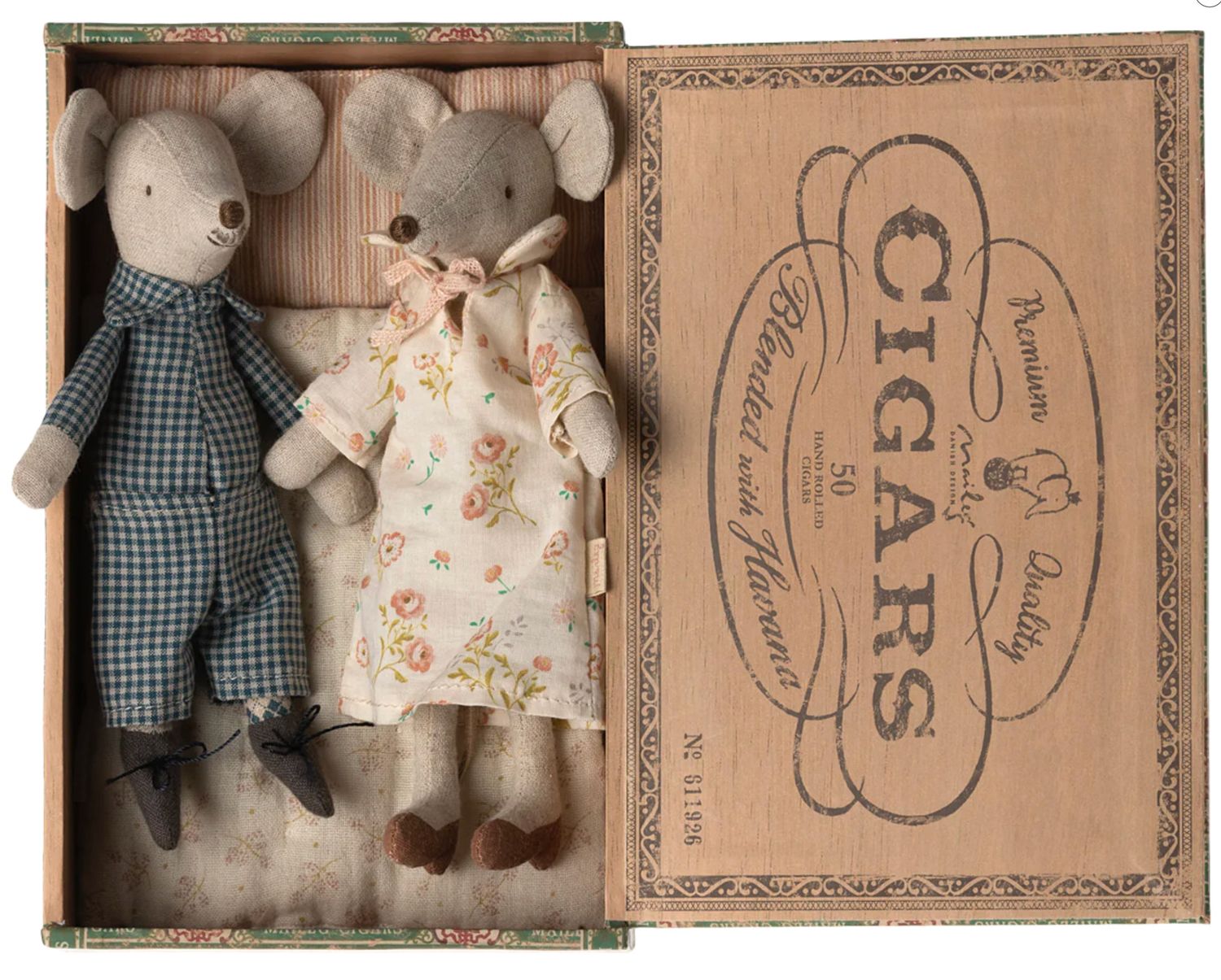 grandma &amp; grandpa mice in cigarbox