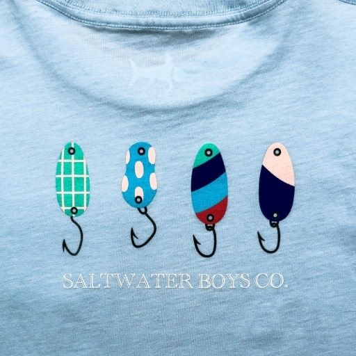 LURES SS GRAPHIC TEE