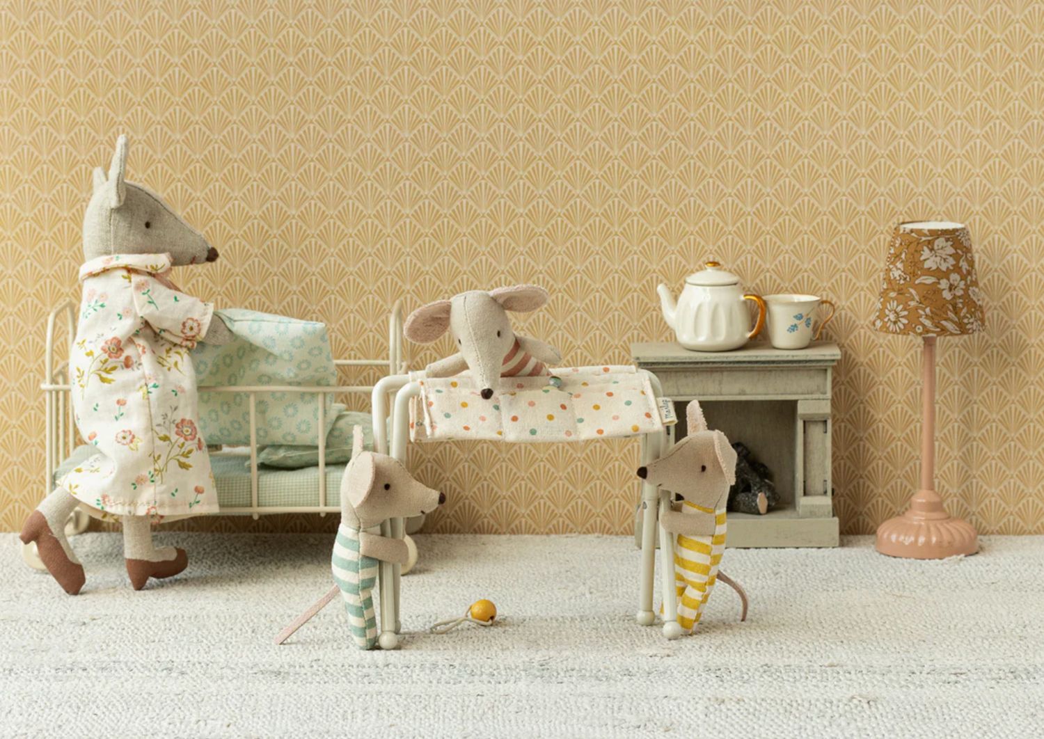 nursery table, baby mouse- off white