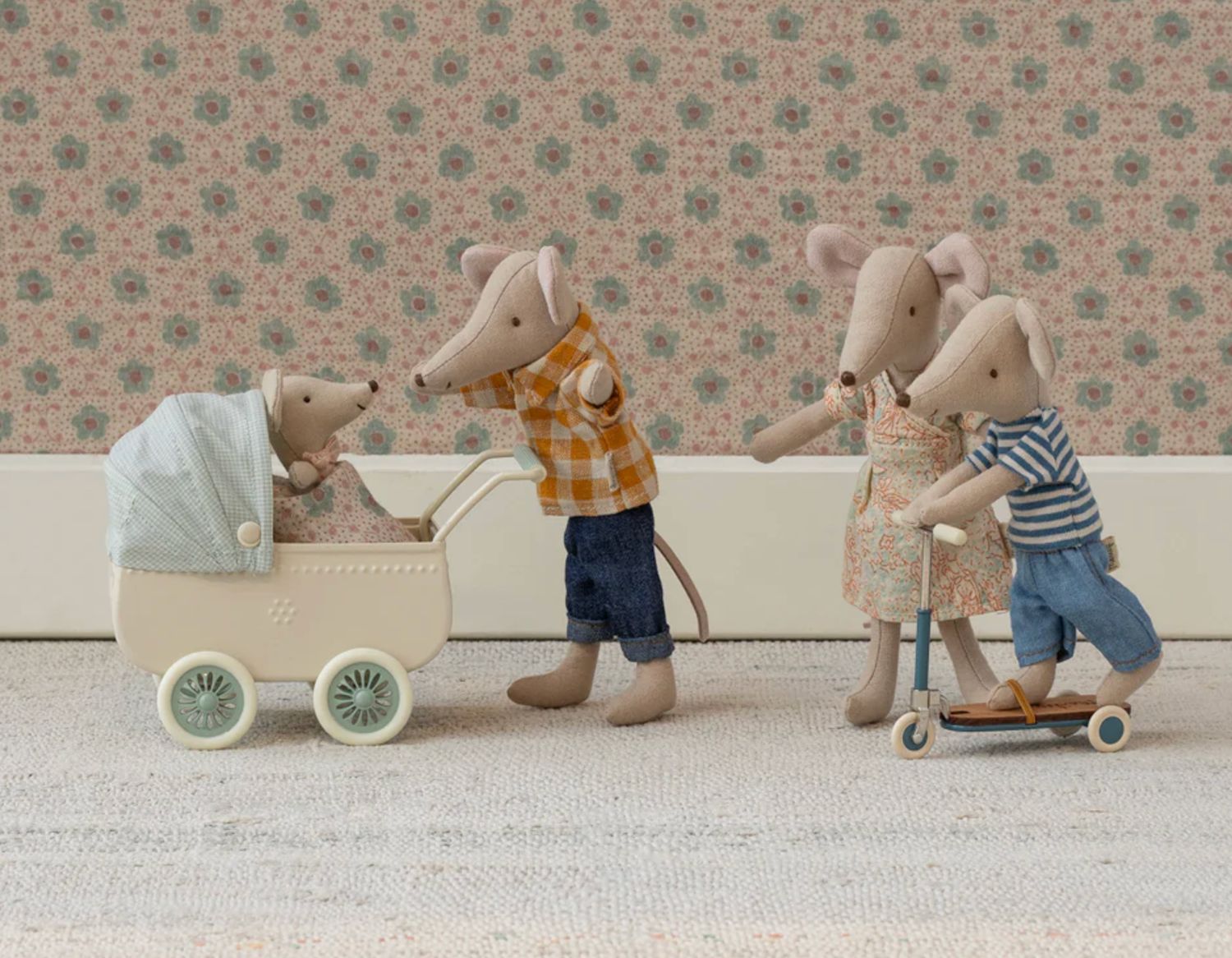 pram with baby mouse- mint