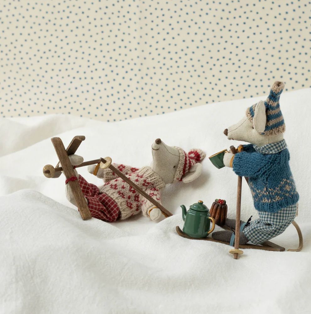 winter mouse with ski set, mum- red