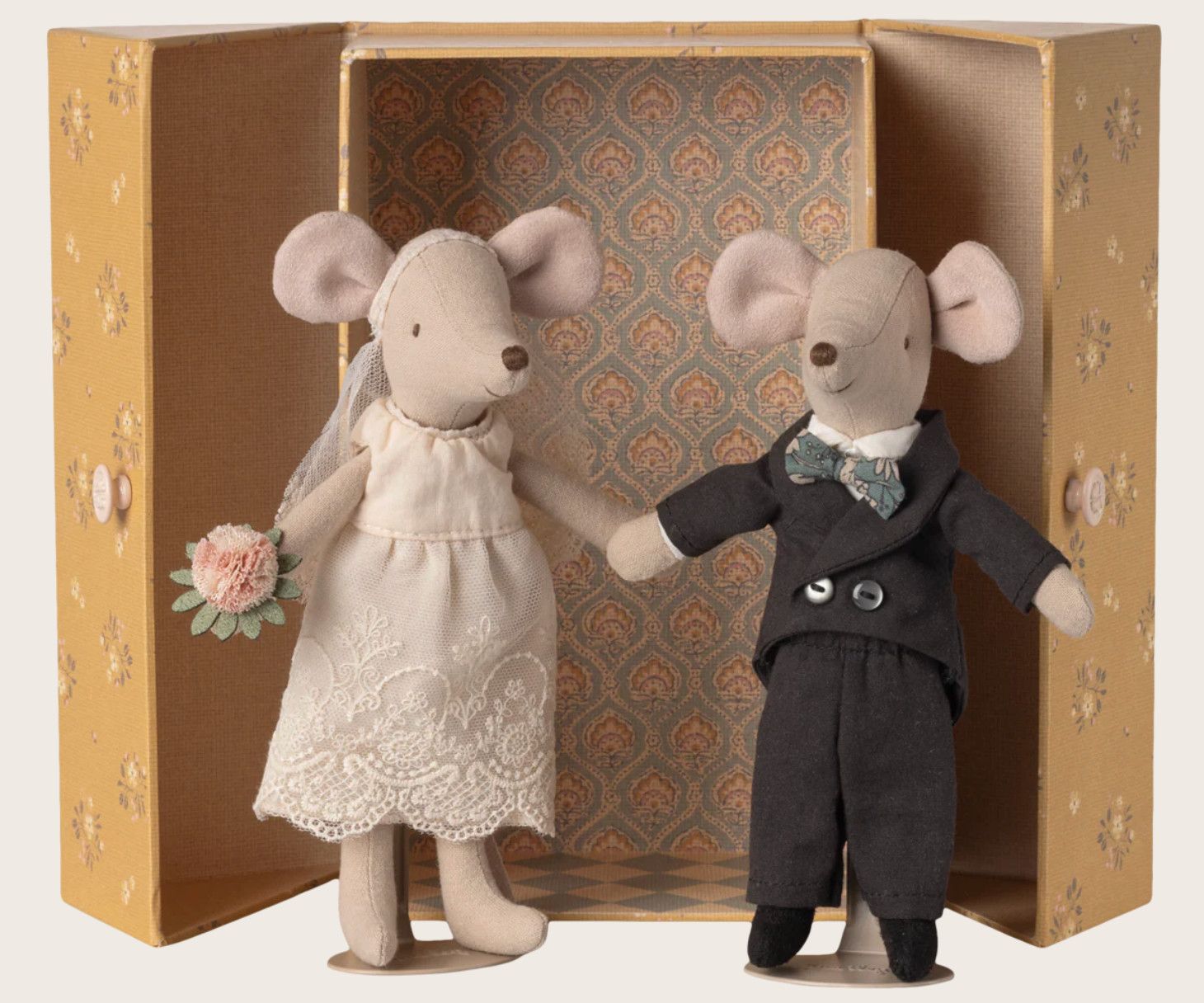 wedding mice couple in box