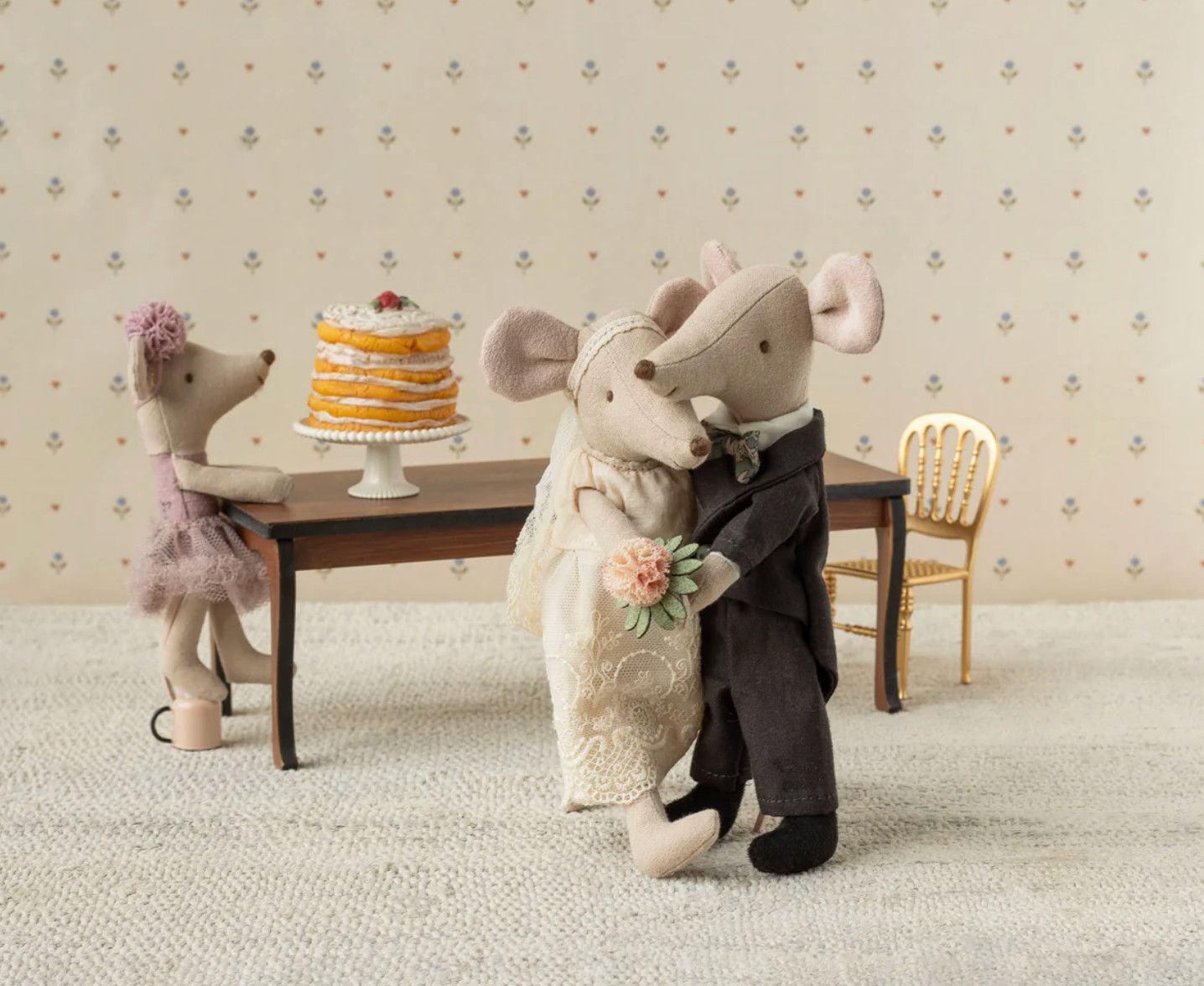 wedding mice couple in box