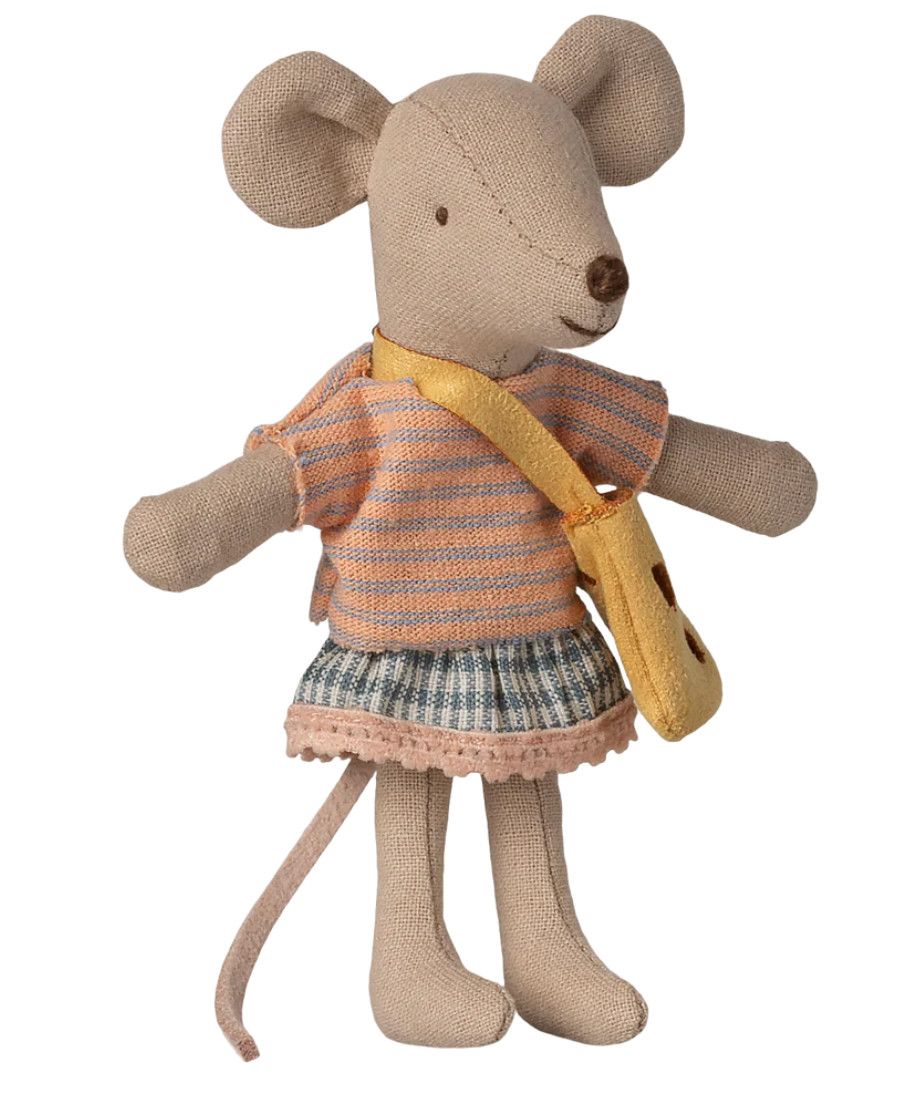 little sister mouse with bag