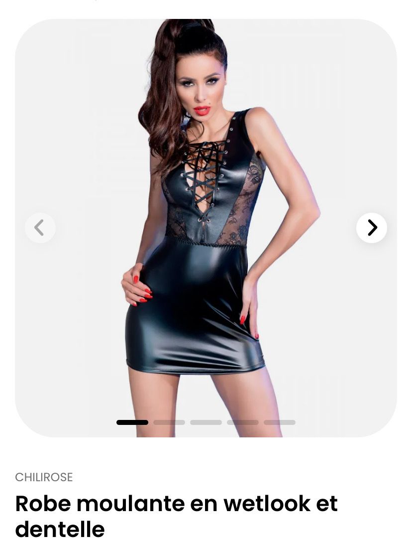 Robe moulante en wetlook et dentelle